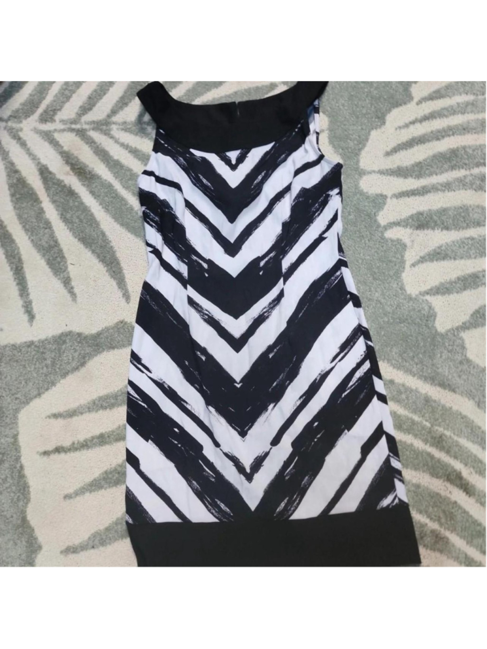 white and black chevron print dress with brushstroke effect, size 10 #chevron #b